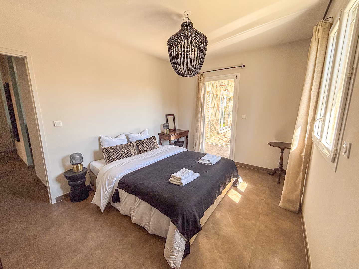 Chambre claire ouvrant de plain-pied sur l'extérieur